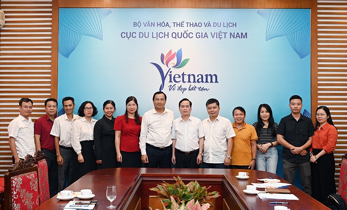 Trung tâm Xúc tiến Đầu tư, Thương mại và Du lịch Nghệ An chụp ảnh lưu niệm với lãnh đạo Cục Du lịch Quốc gia Việt Nam